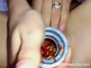 Maggots fill up the pussy of a horny lady in HD